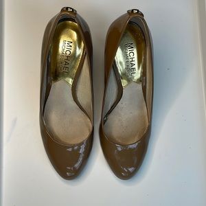 Michael Kors nude almond toe patent leather classic nude pump. Women US size 4.5